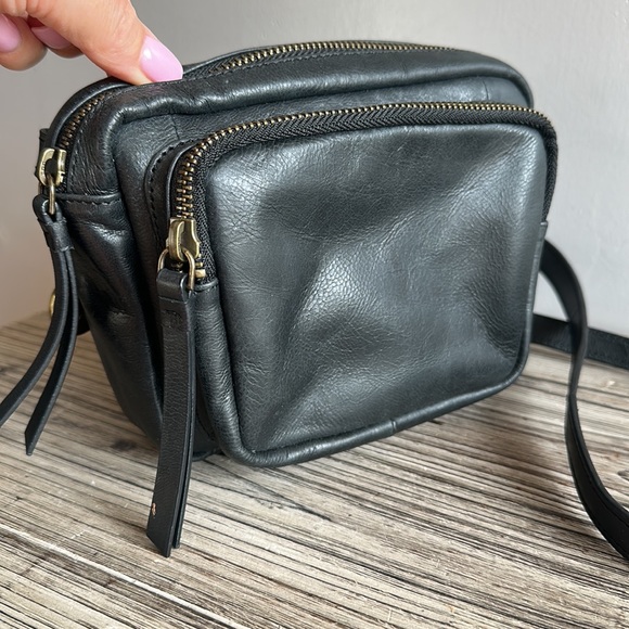 Lucky Brand Yucca Leather Fanny Pack In black - Picture 6 of 11